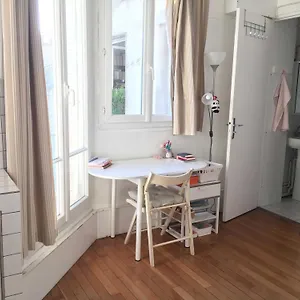 Apartment Located Flat In Saint-germain-des-pres, Paris